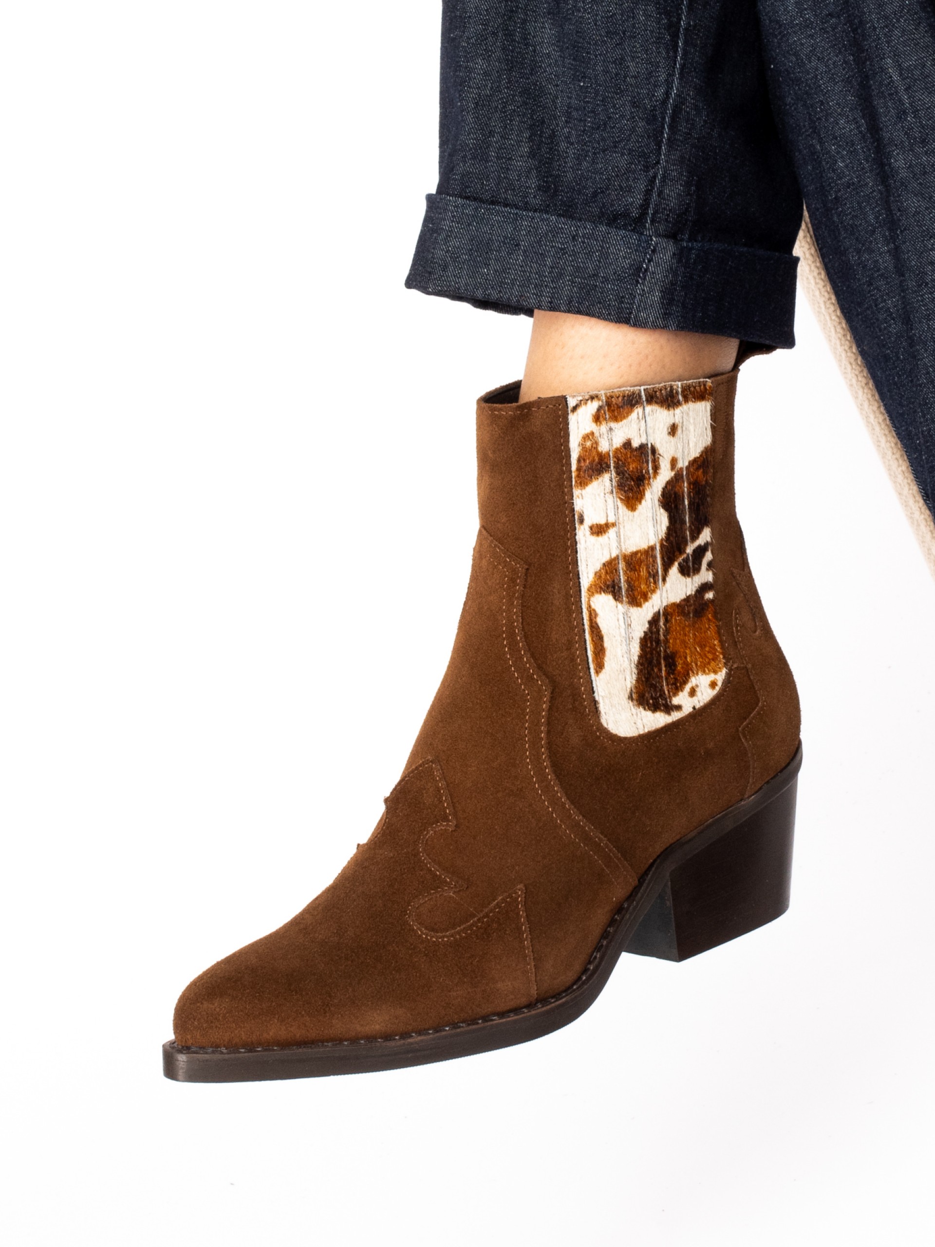 Botim texano em camurça com elástico em pêlo