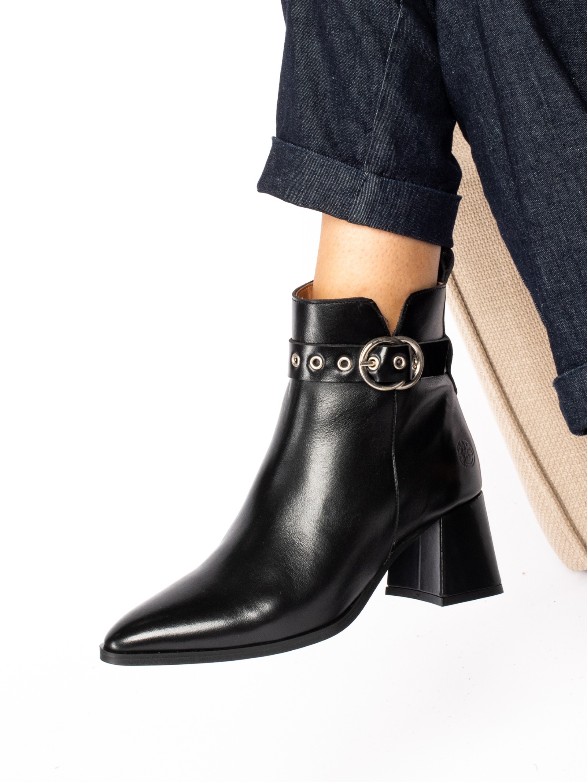 Botim em Pele com Fivela