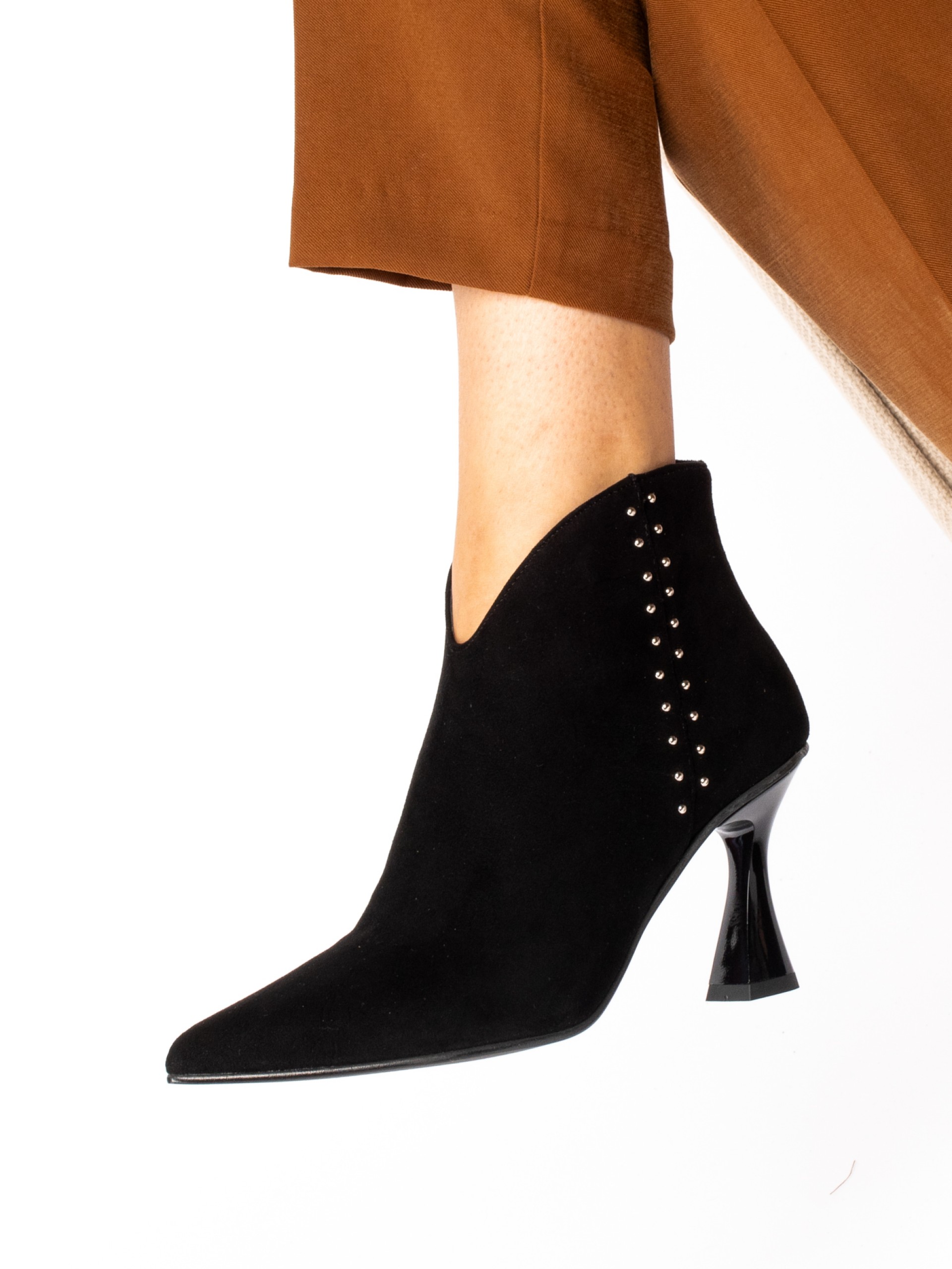 Botim de Salto Alto em Camurça com tachas