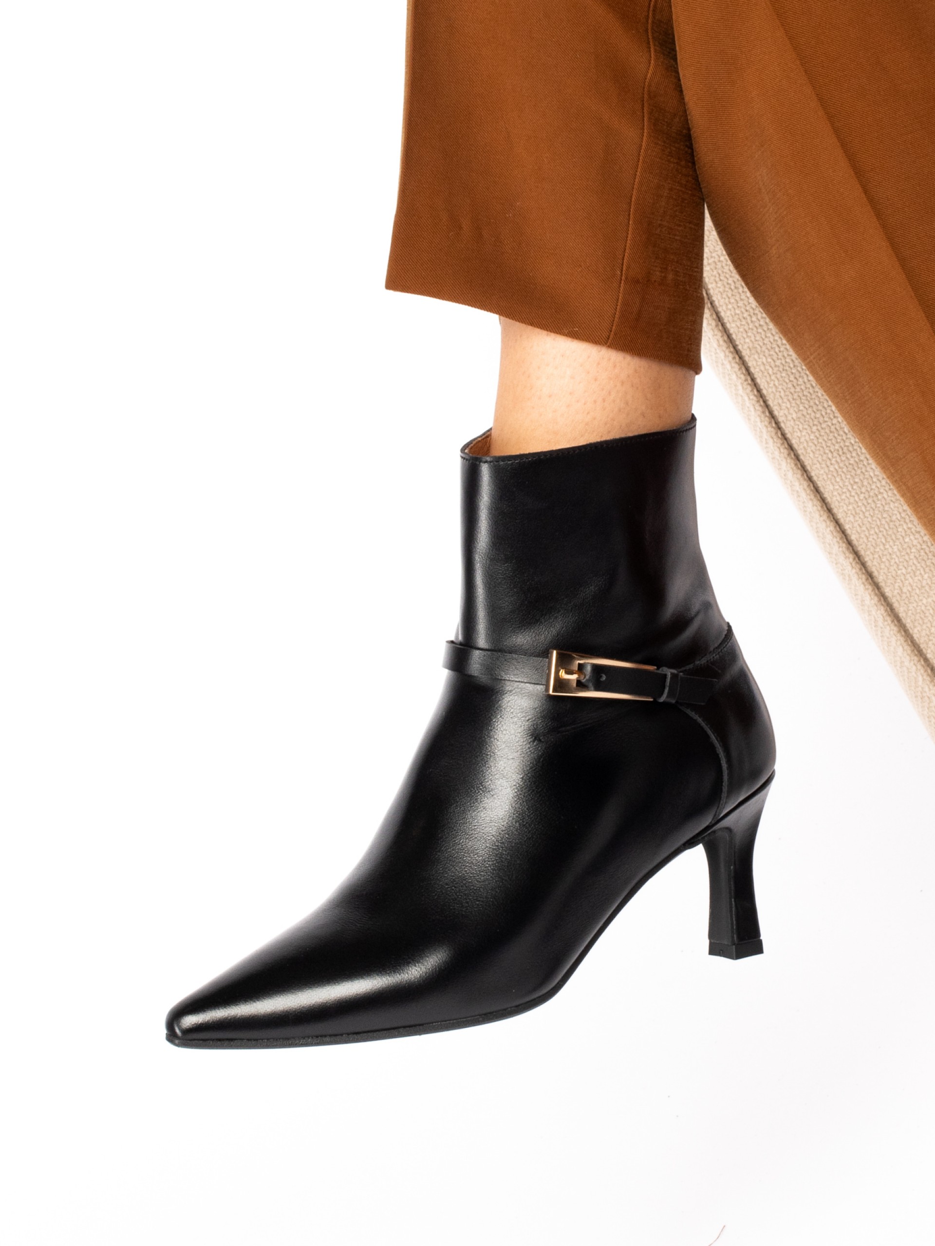 Botim em Pele com detalhe
de fivela