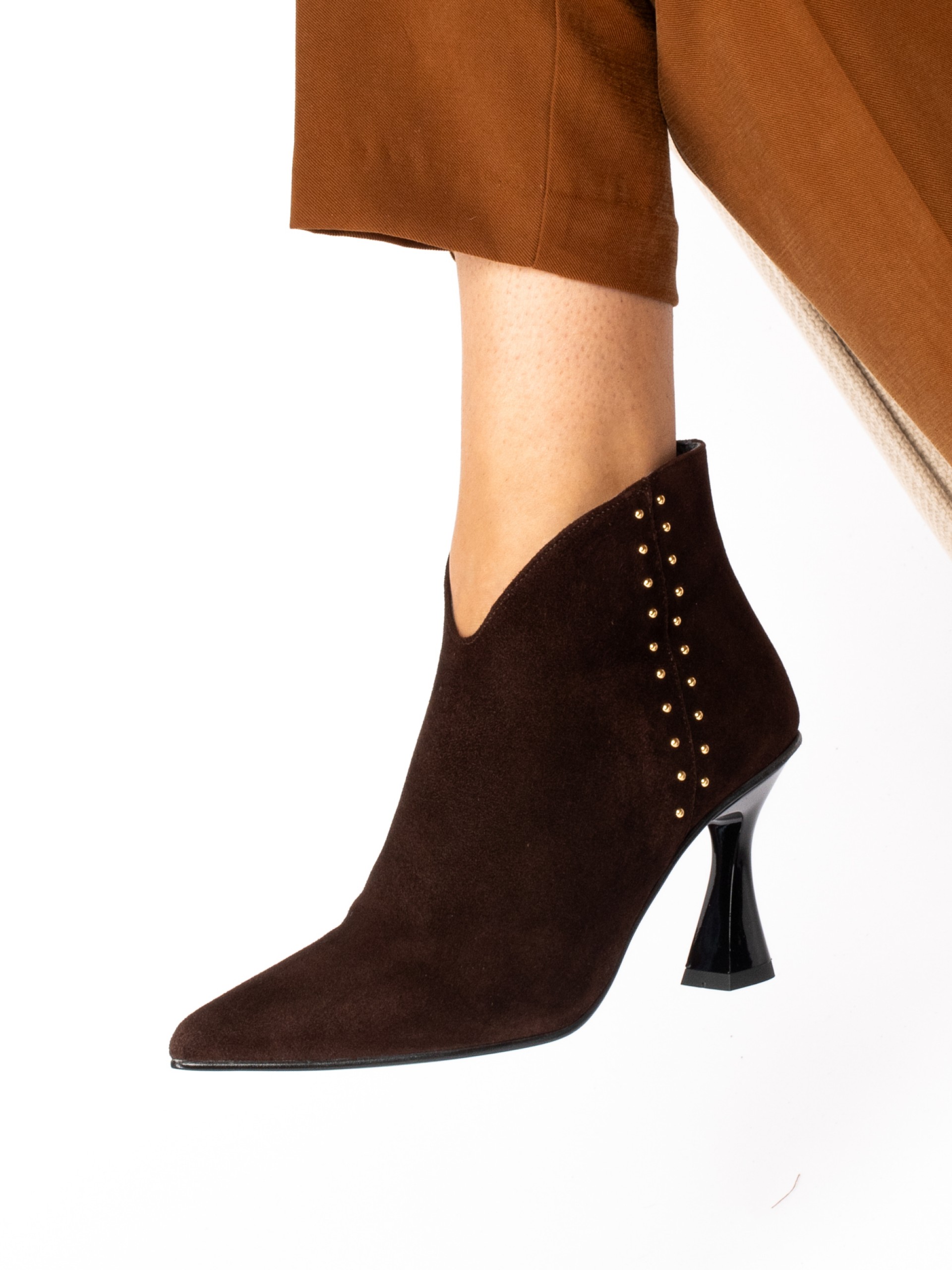 Botim de Salto Alto em Camurça com tachas