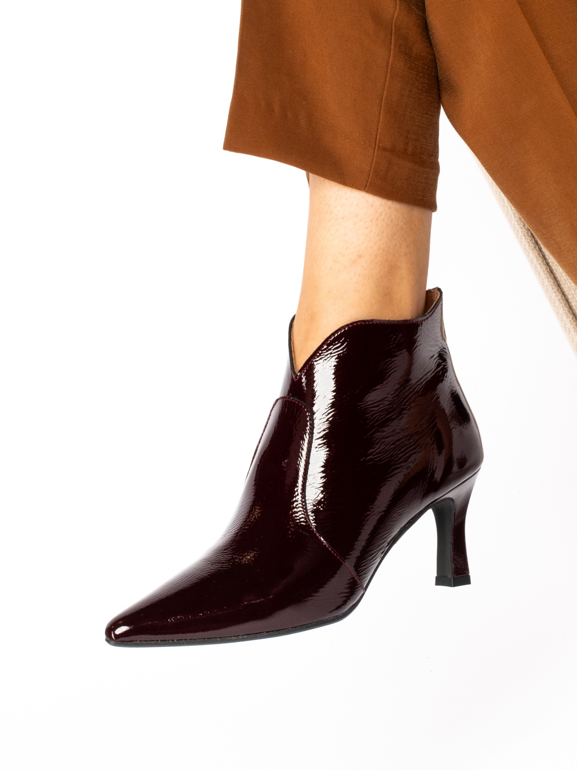 Botim de Salto Fino em Verniz