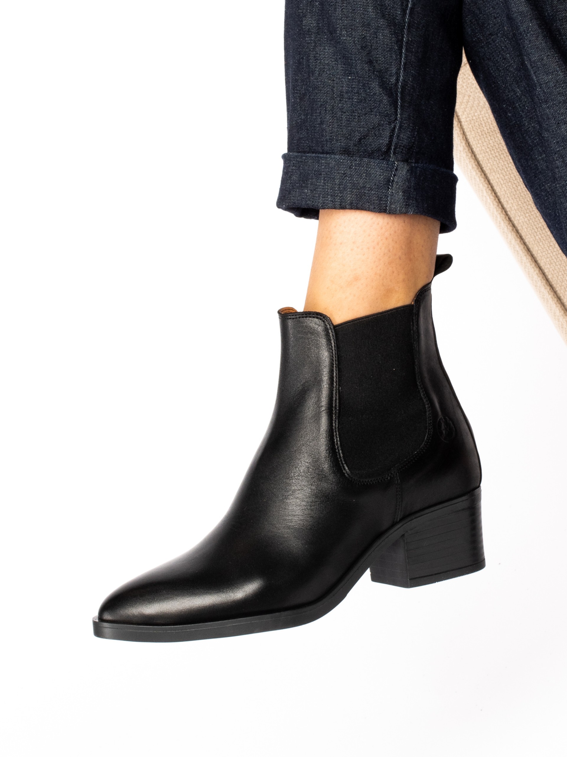 Botim com Salto e Elásticos em Pele