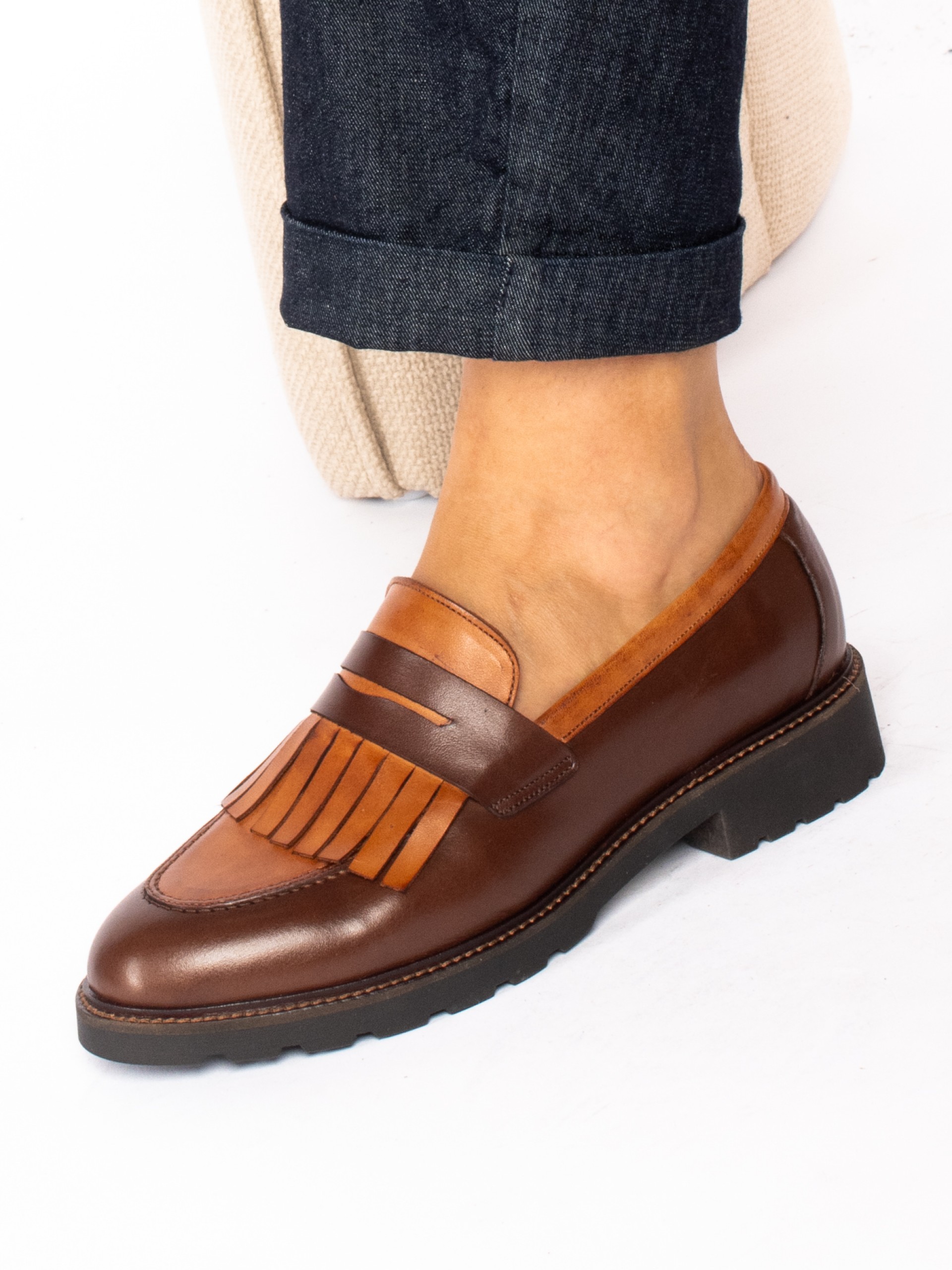 Sapato com franja em pele multicor