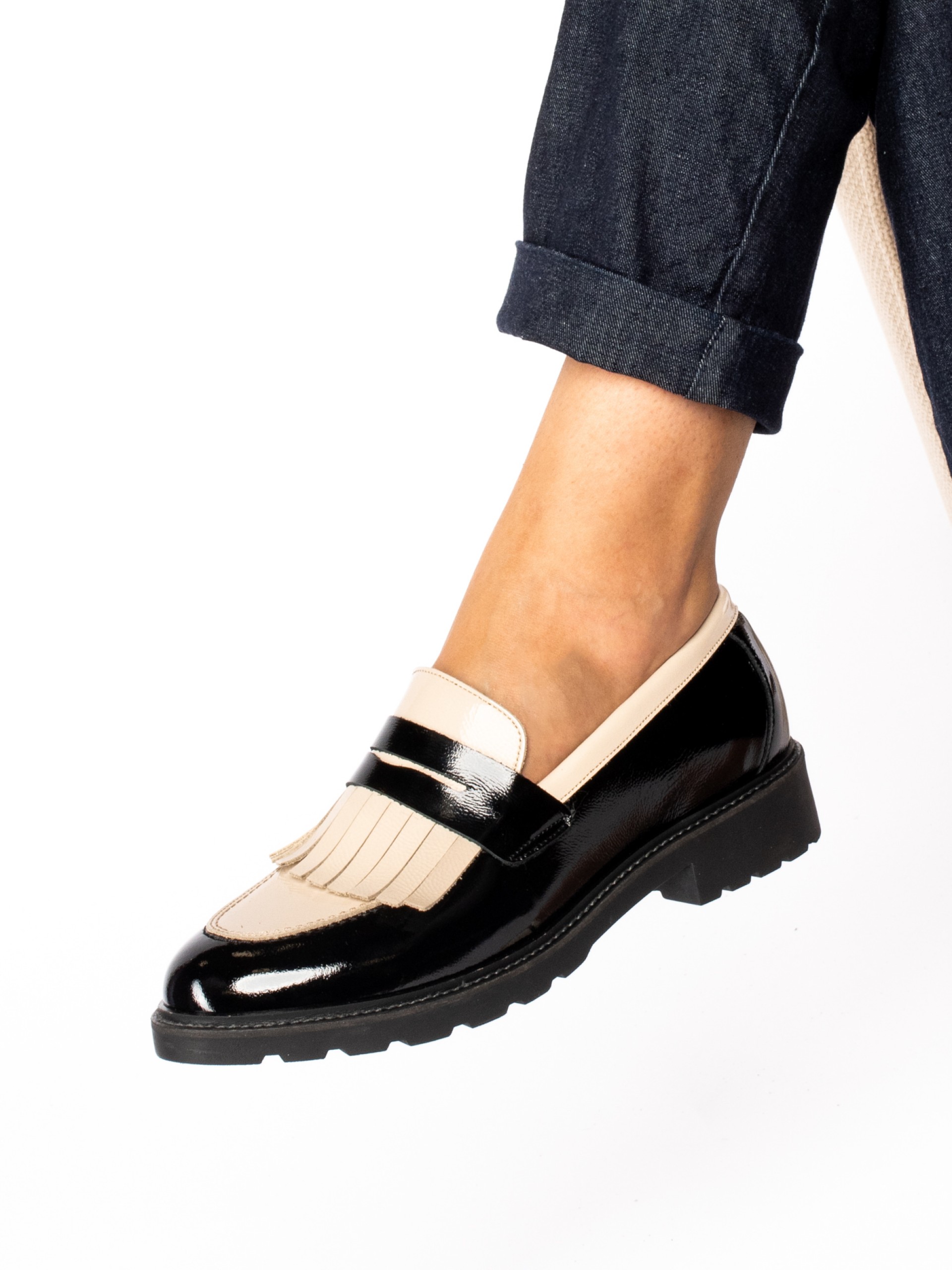 Sapato com franja em verniz multicor