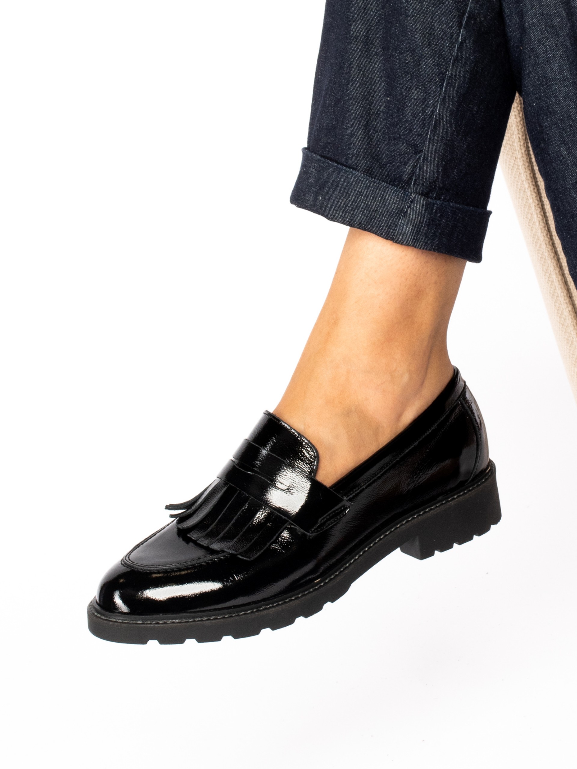 Patent-leather fringe shoe