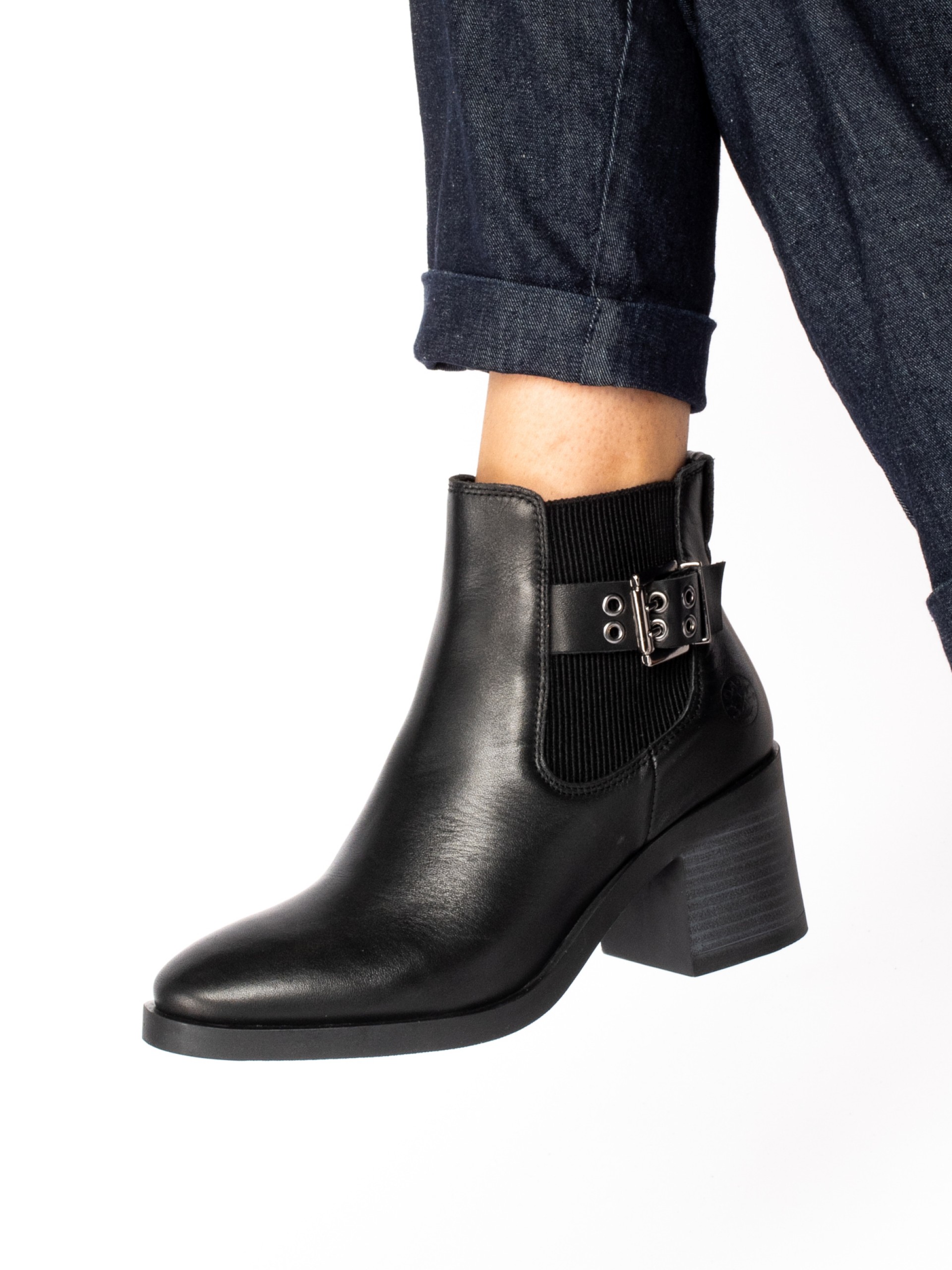 Botim de salto em pele