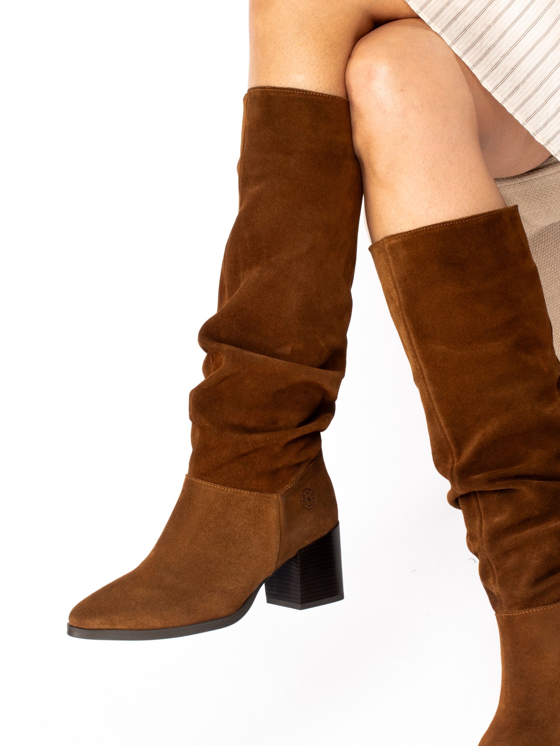 Bota de Salto Cano Enrugado em Camurça