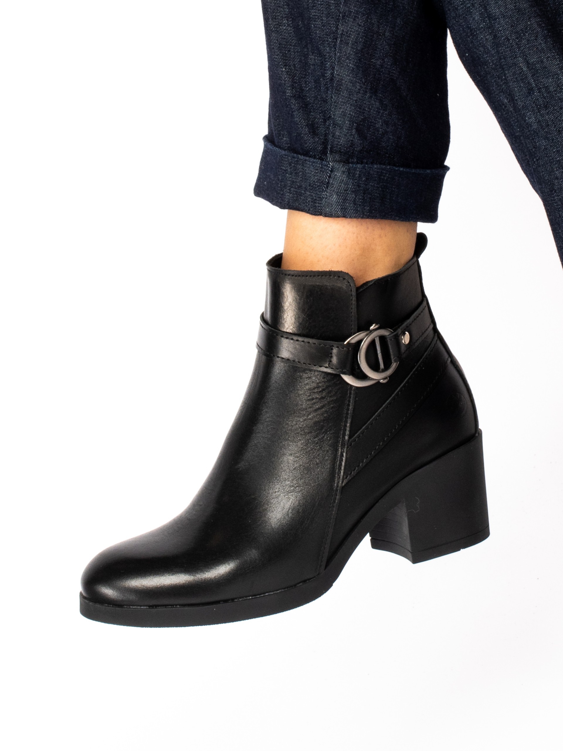 Botim em Pele com aplicação