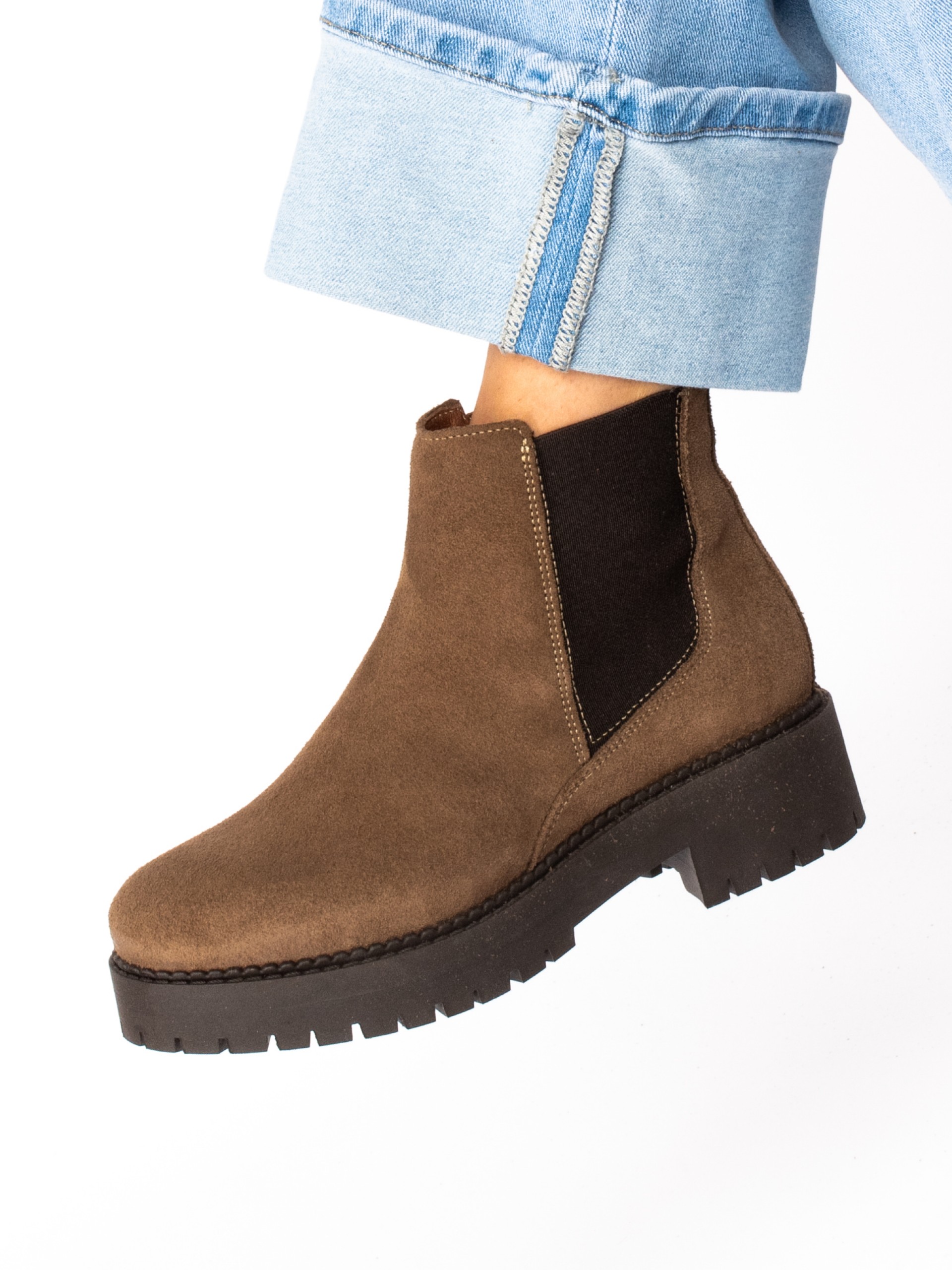 Botim Curto Com Elástico em Camurça