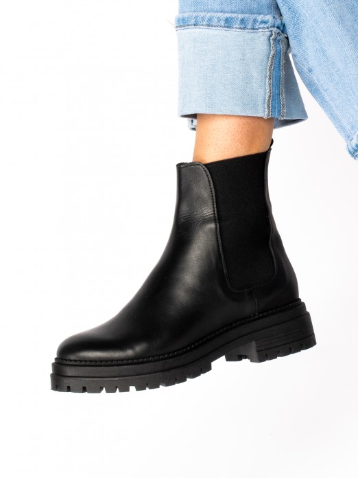 Leather ankle boots with elastic.