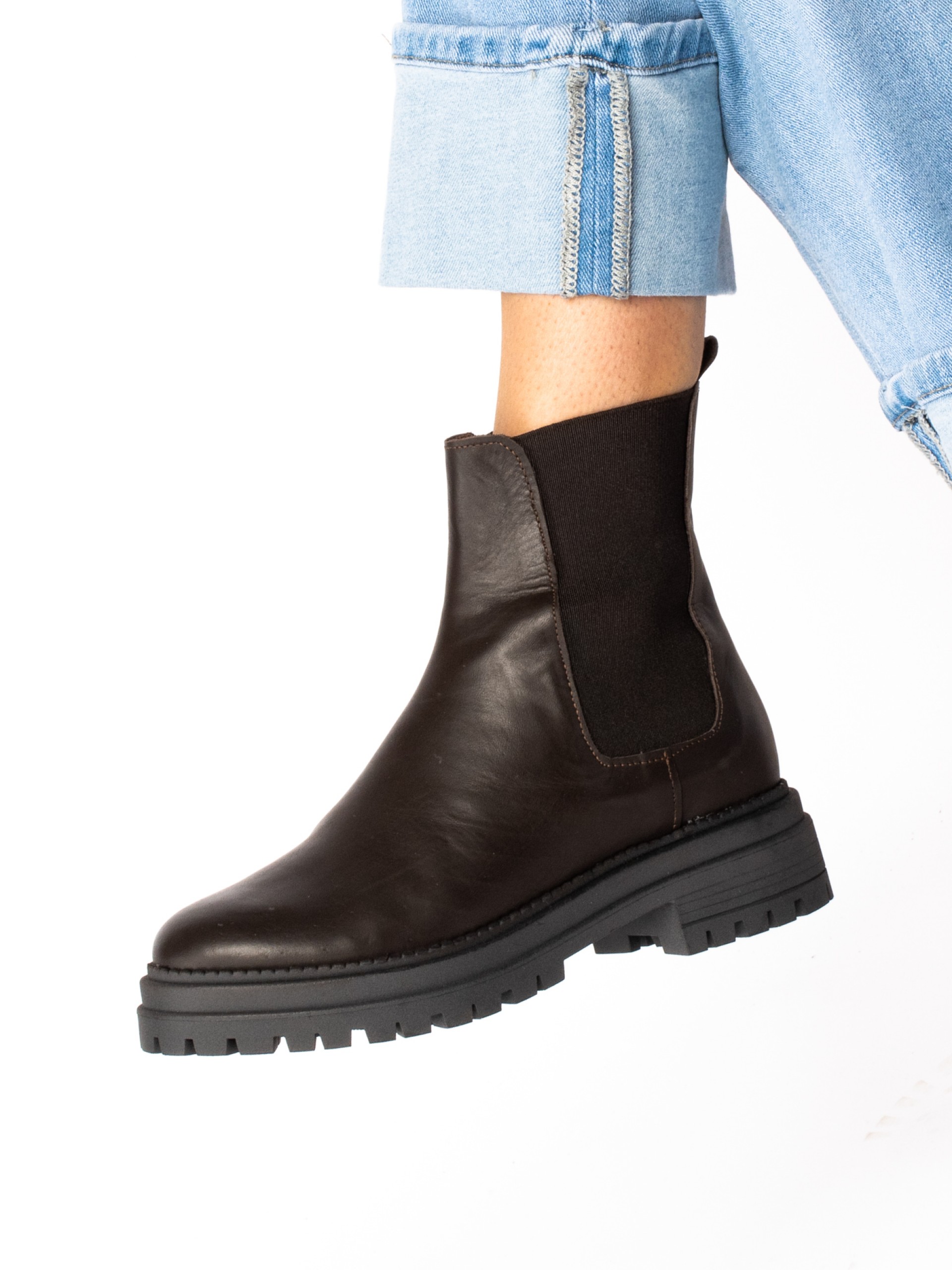 Leather ankle boots with elastic.