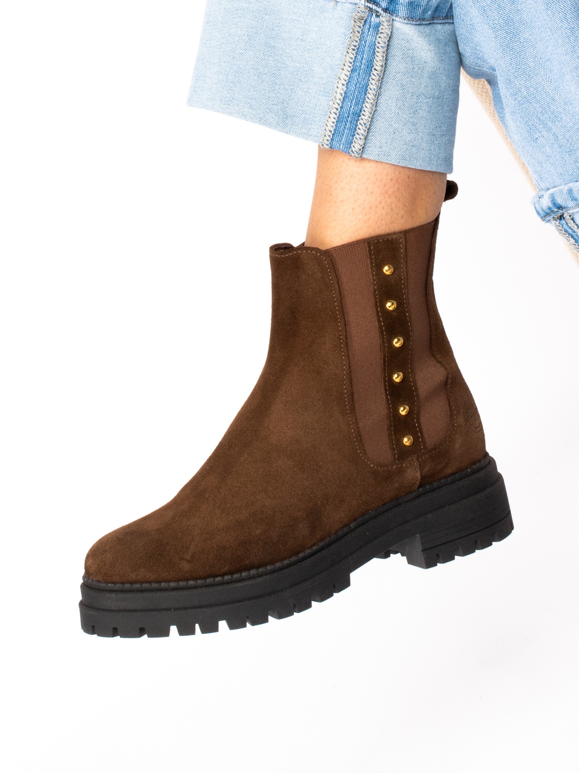 Botim com elásticos em Camurça e Tachas