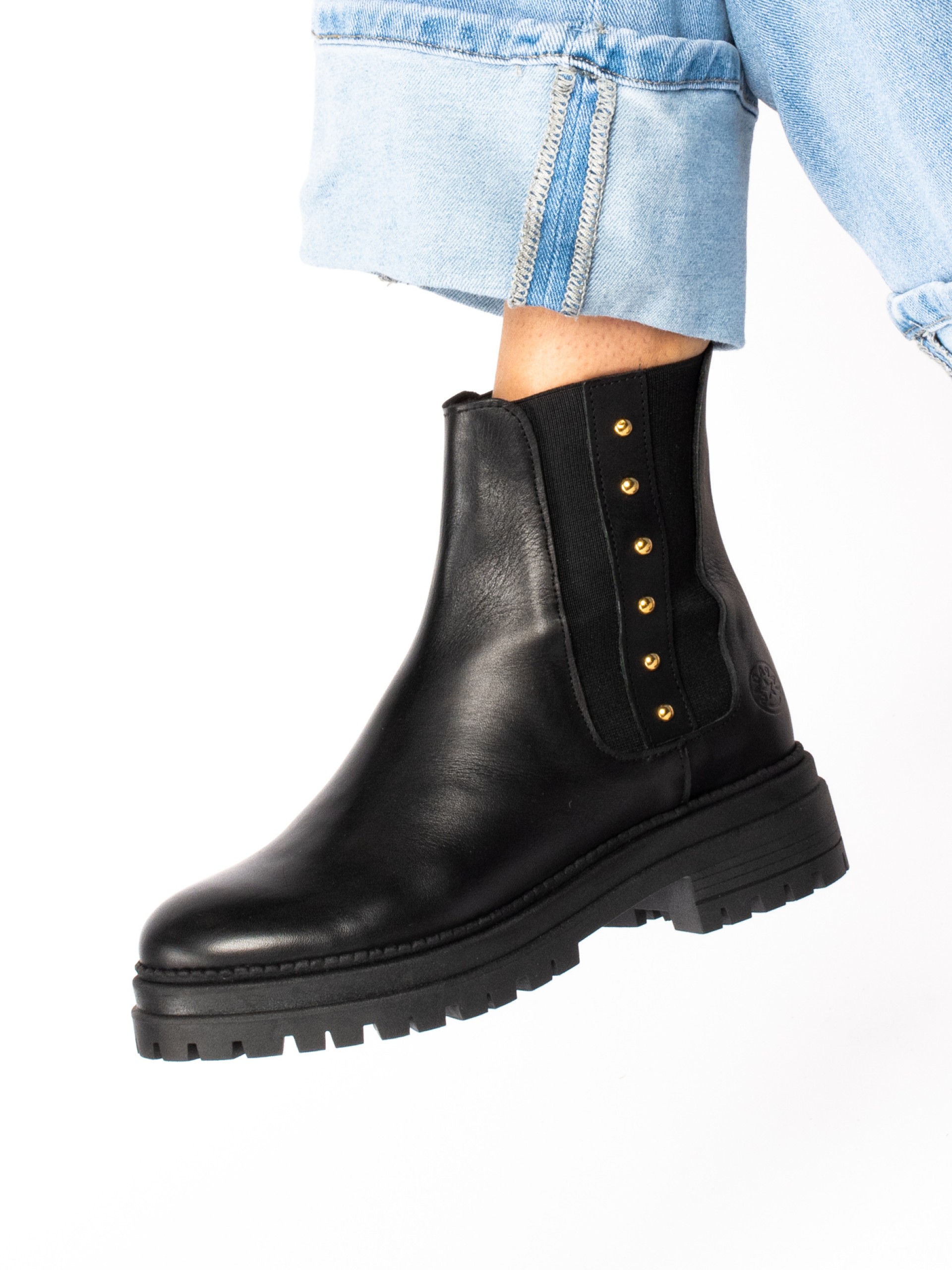 Botim com elásticos em Pele e Tachas