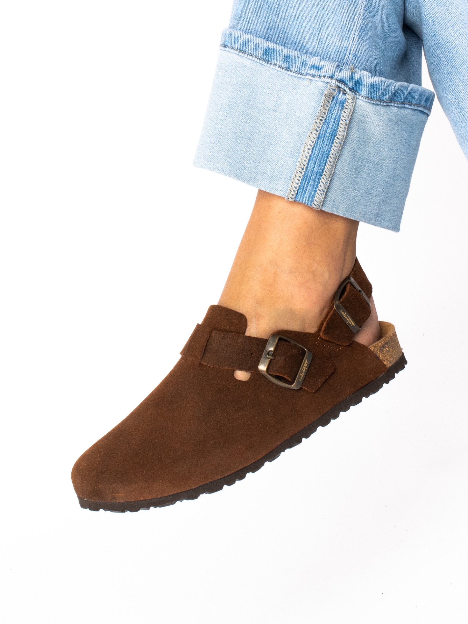 Clogs em camurça com tira no calcanhar