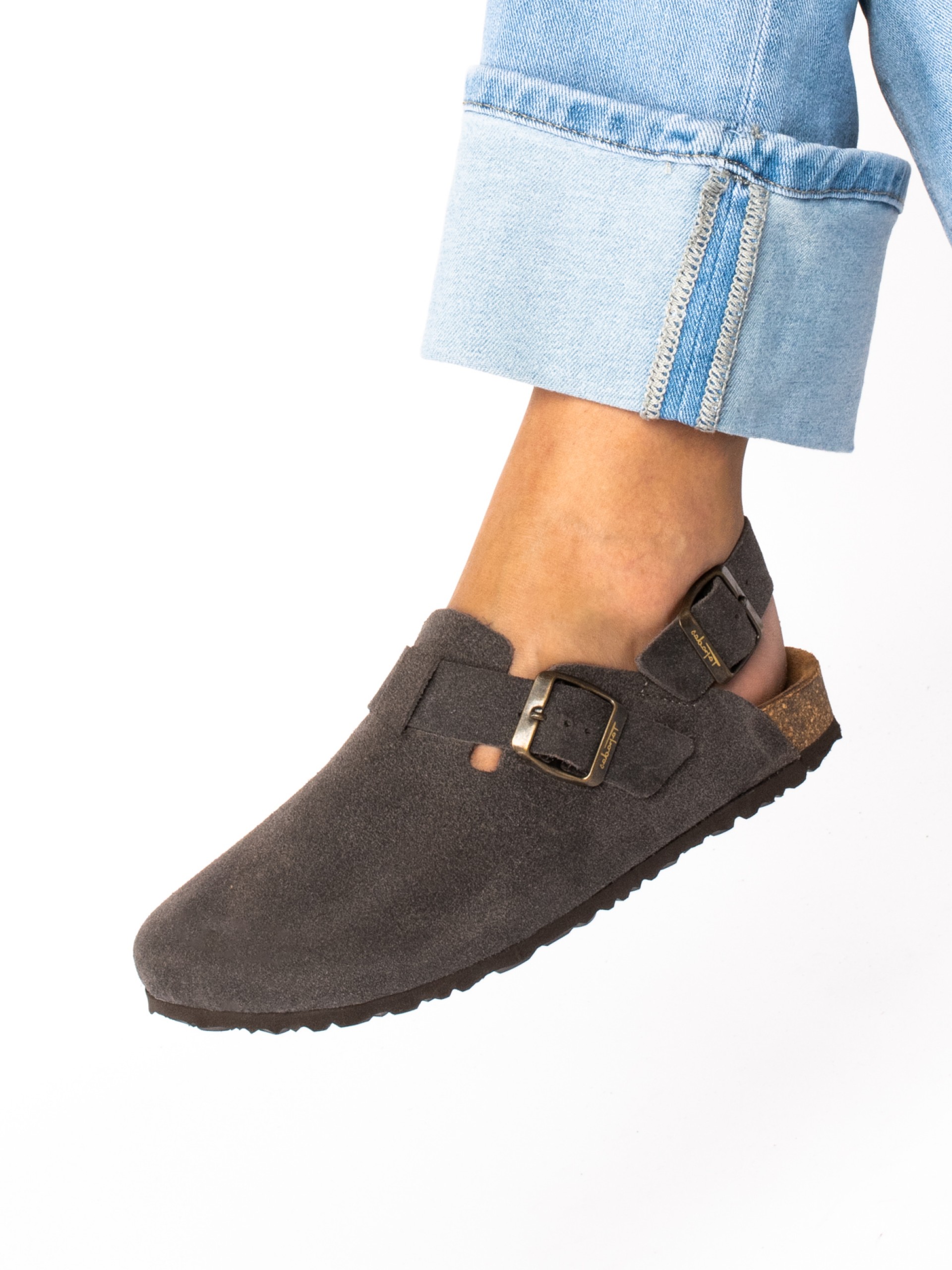 Clogs em camurça com tira no calcanhar