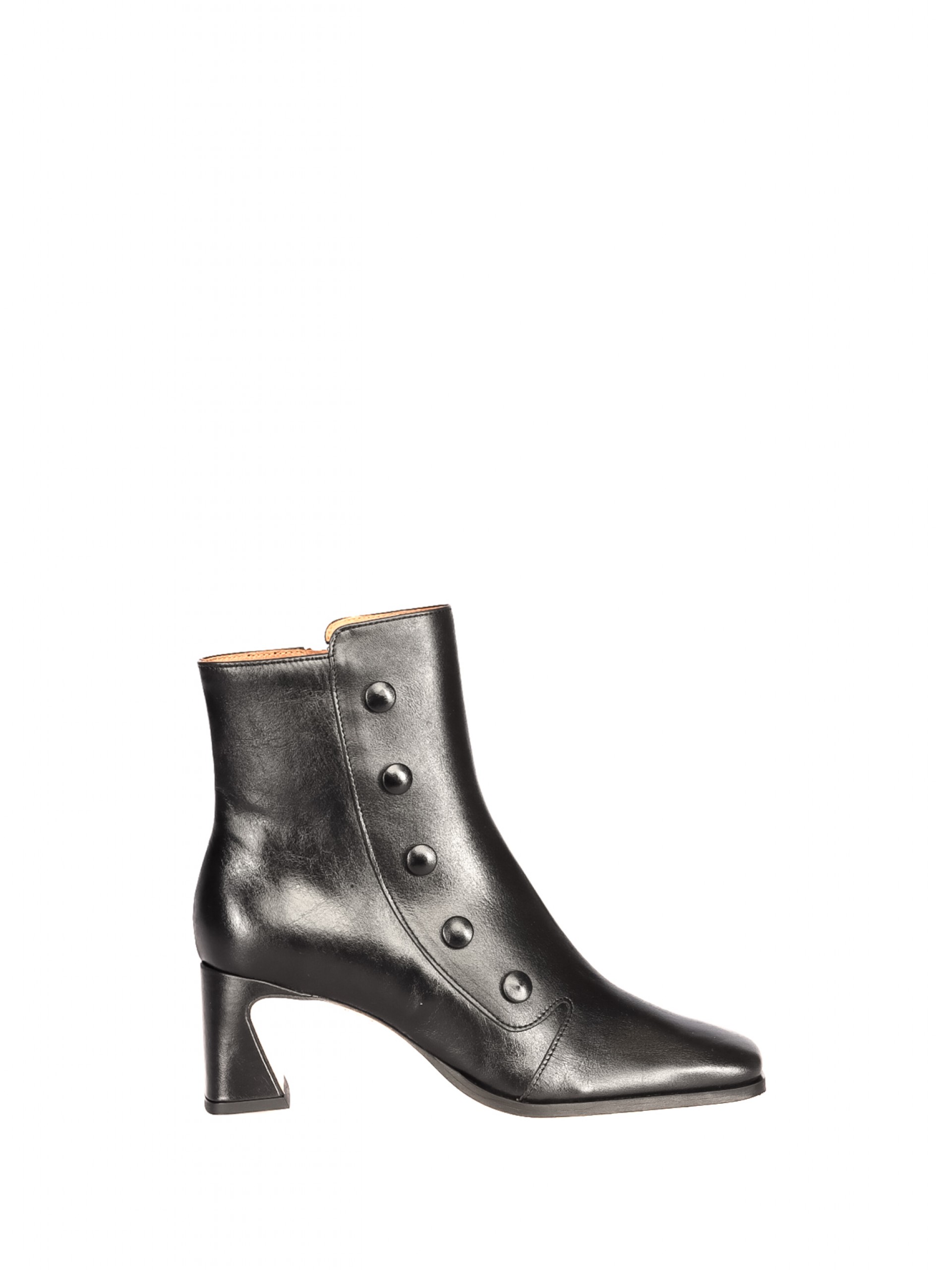 High heel ankle boots with leather buttons