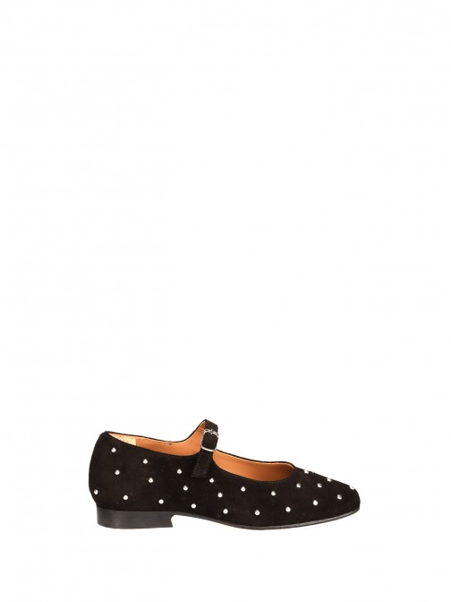 Sapato de salto raso com tachas