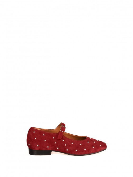 Sapato de salto raso com tachas