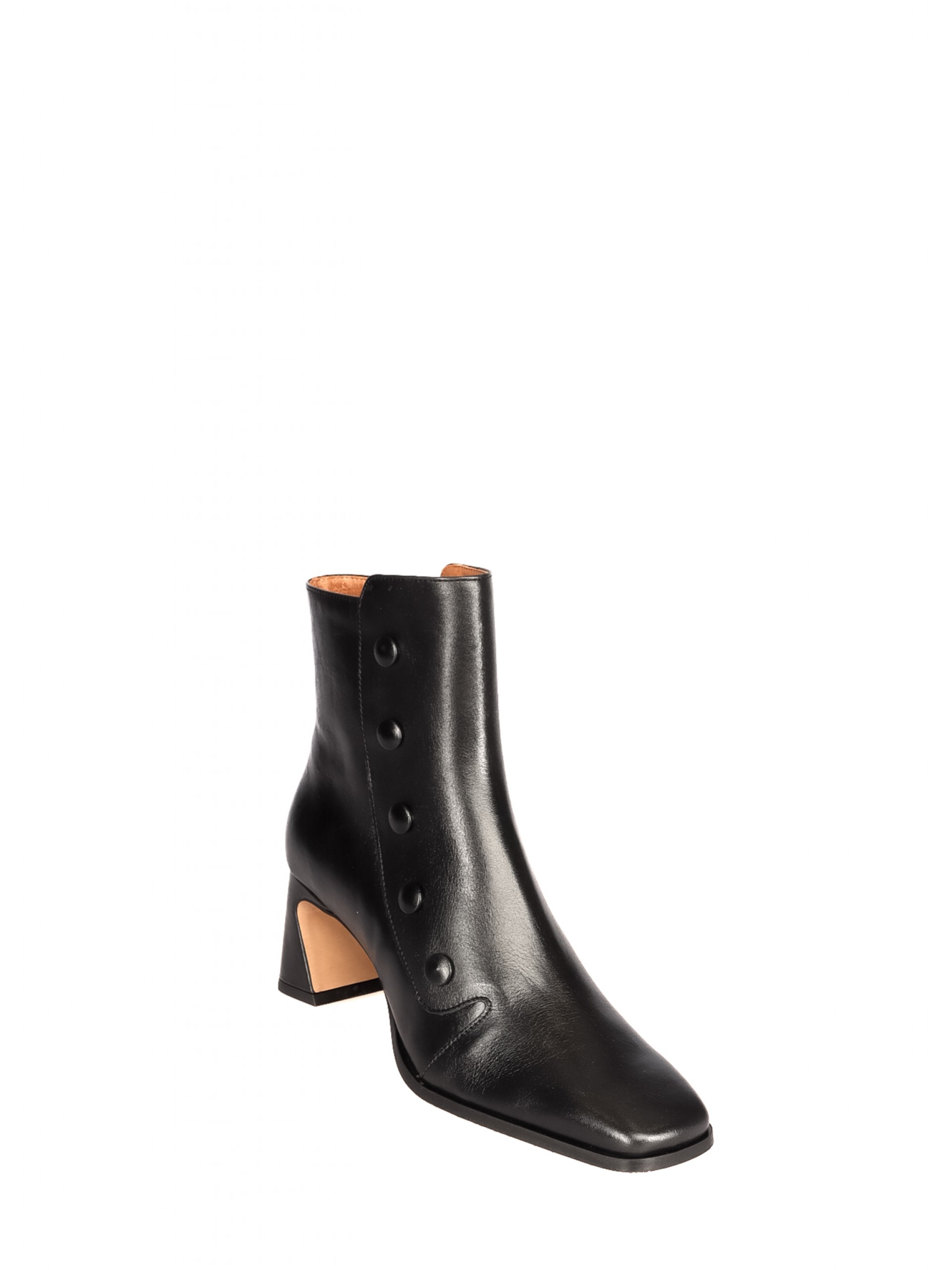 High heel ankle boots with leather buttons