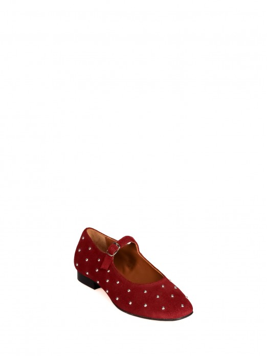 Sapato de salto raso com tachas