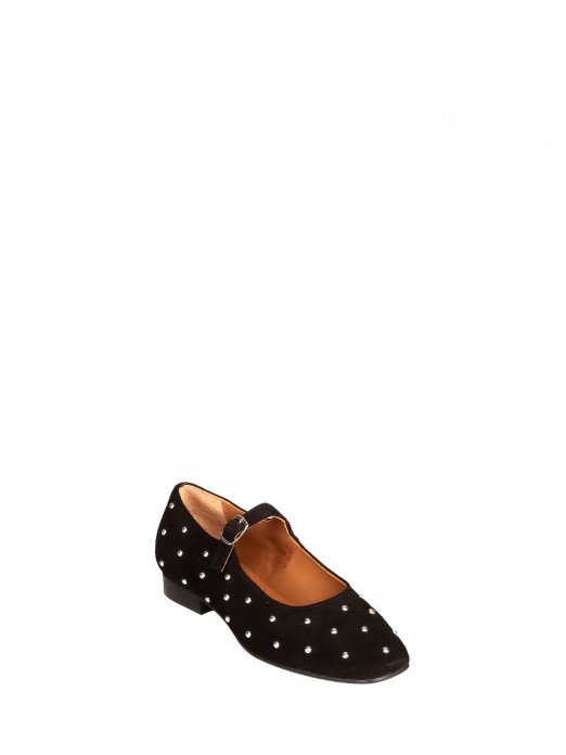 Sapato de salto raso com tachas