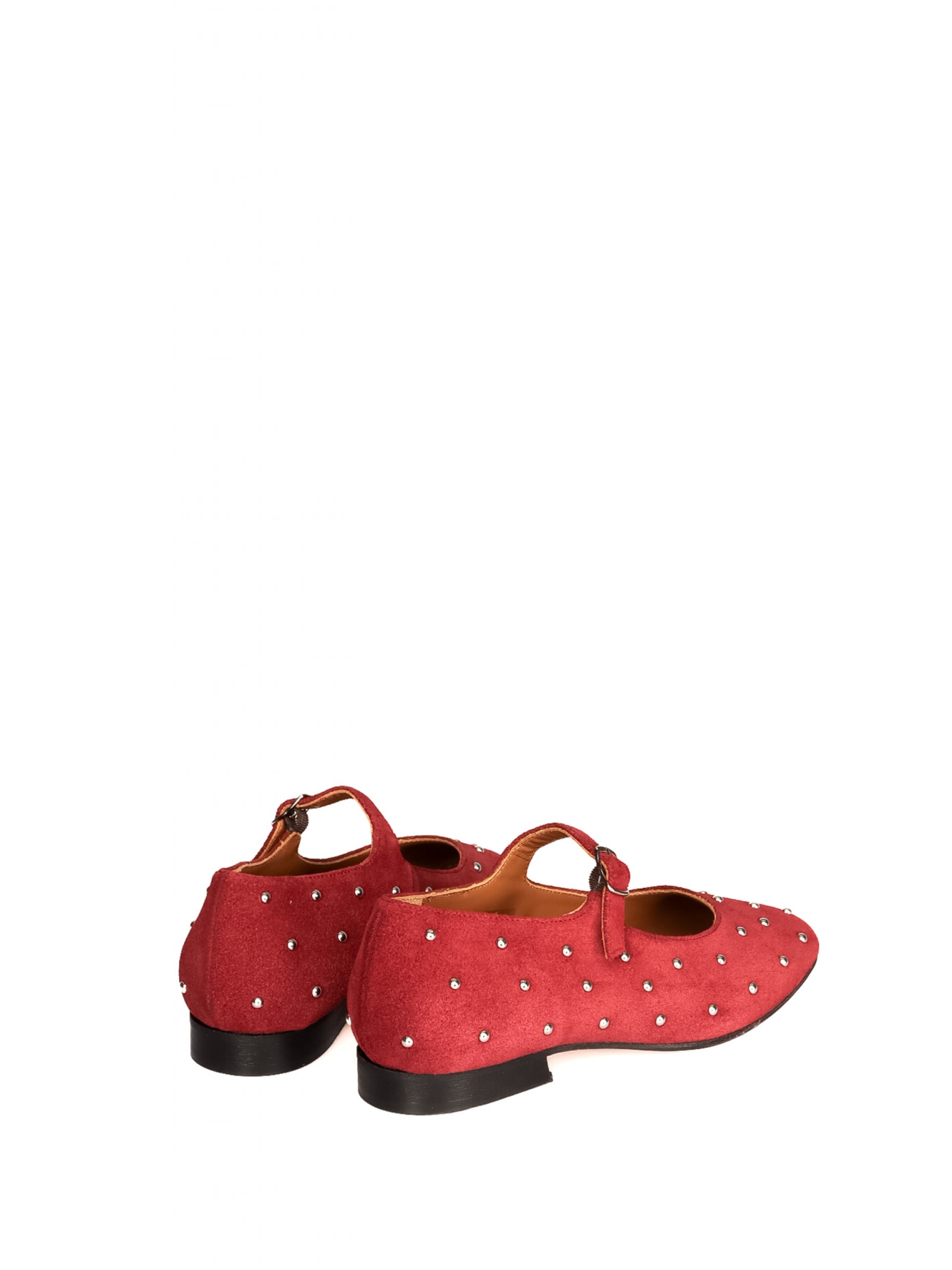 Flat heel shoe with studs