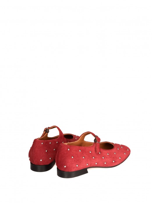 Sapato de salto raso com tachas
