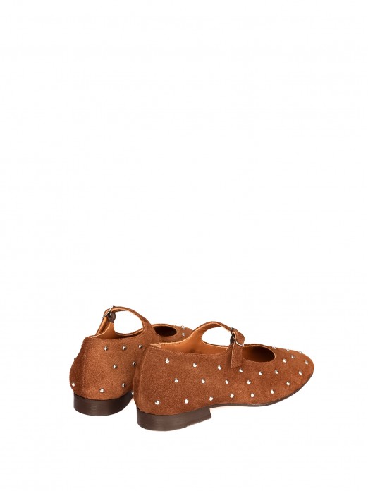 Sapato de salto raso com tachas