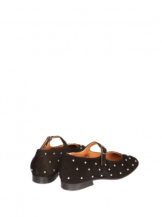 Sapato de salto raso com tachas