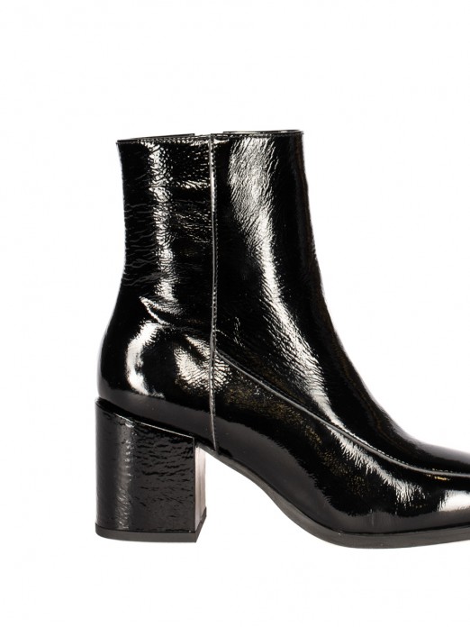 Botim de Salto Alto em Verniz Botim de Salto Alto em Verniz