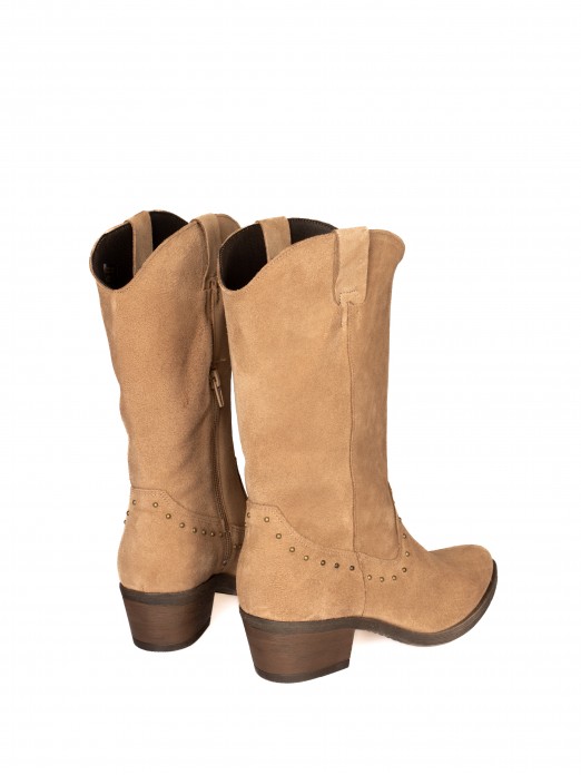 Bota texana em camurça com tachas Bota texana em camurça com tachas