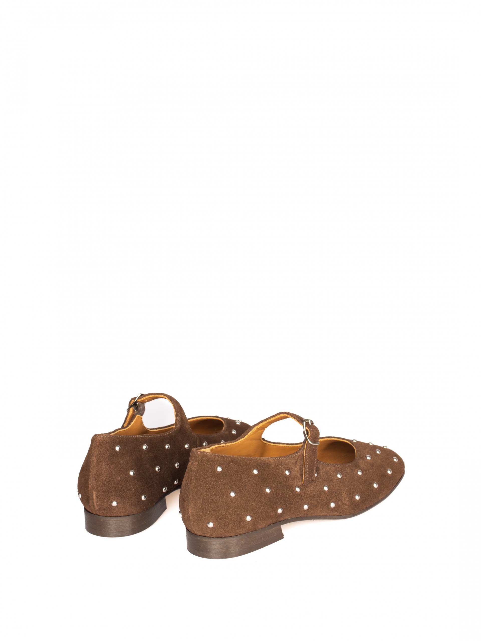 Sapato de salto raso com tachas