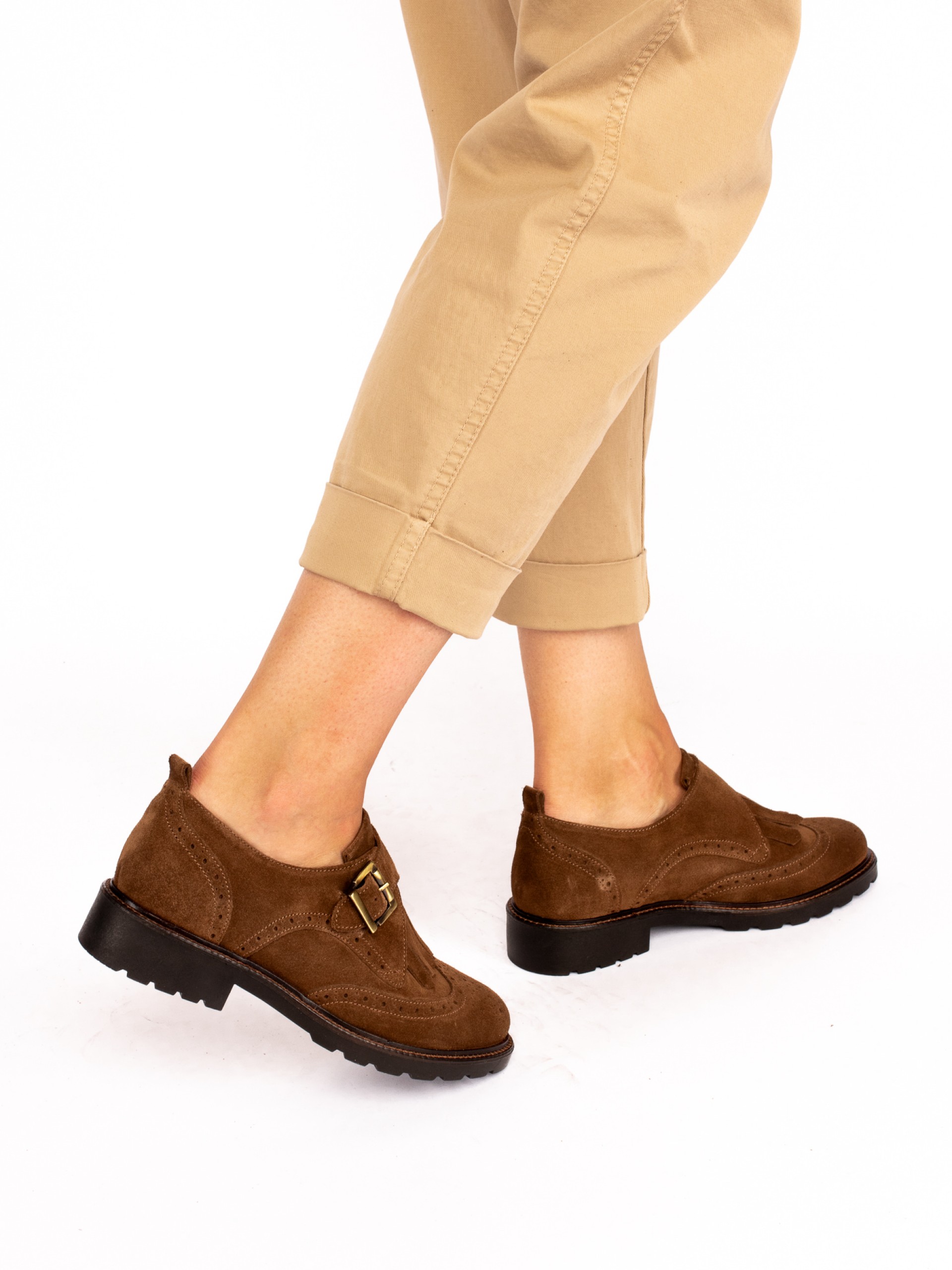 Sapato Oxford com Fivela em Camurça