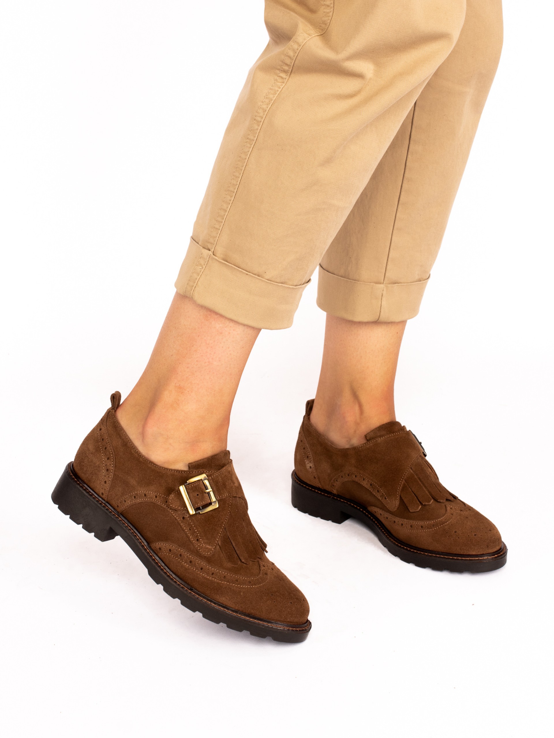 Sapato Oxford com Fivela em Camurça