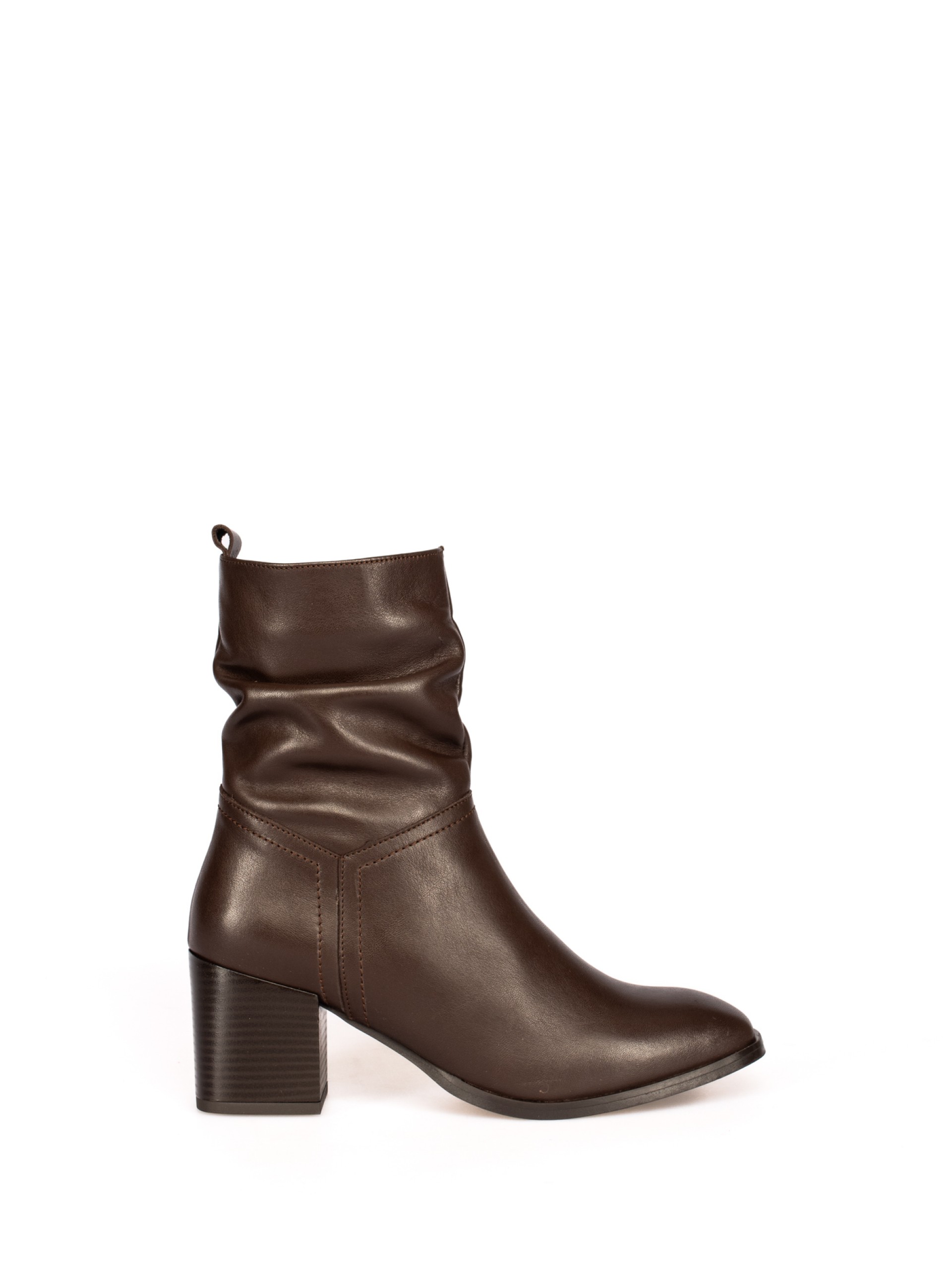 Ankle boot with a heel in leather with a wrinkled