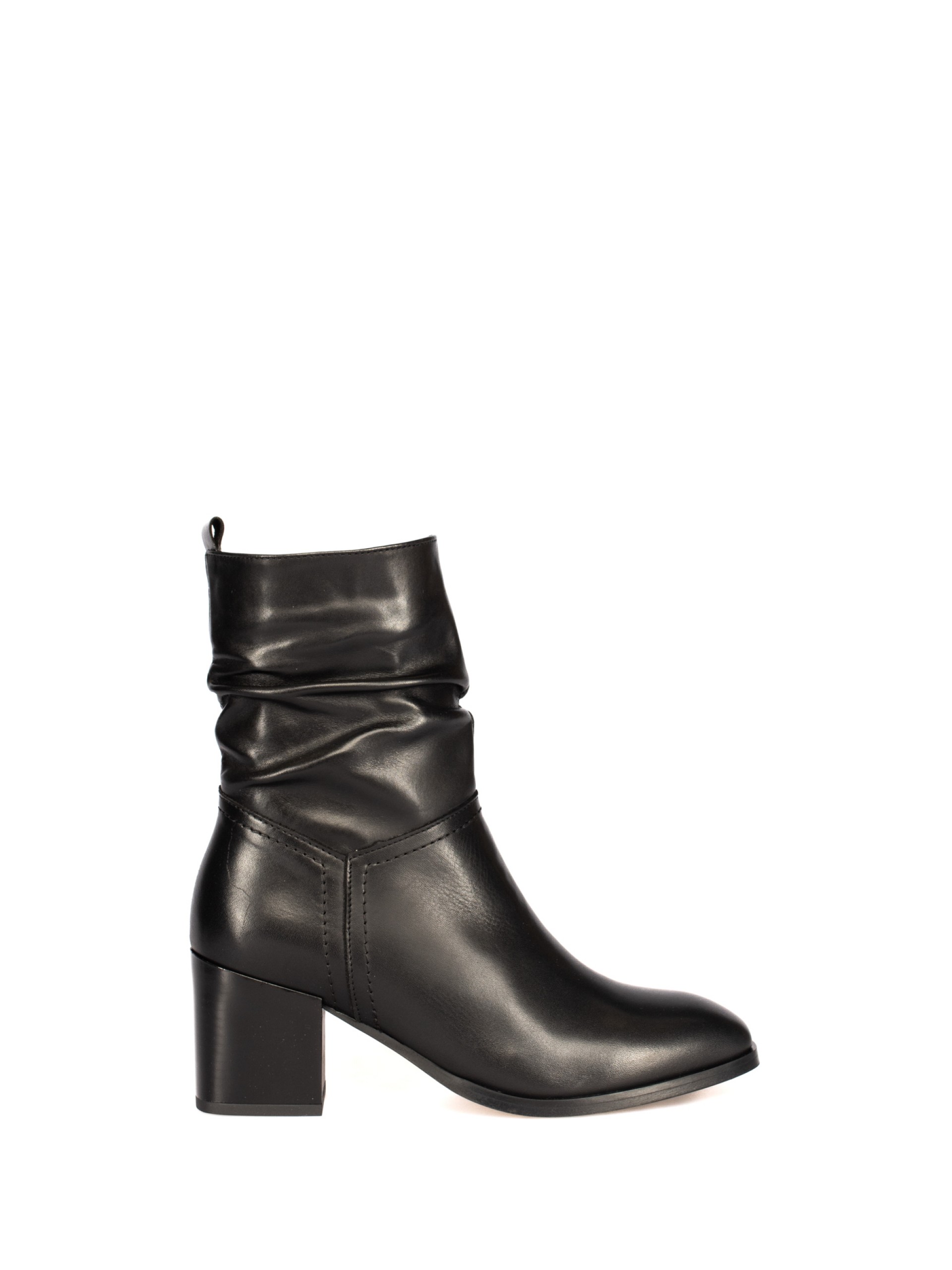 Leather ankle boot with heel