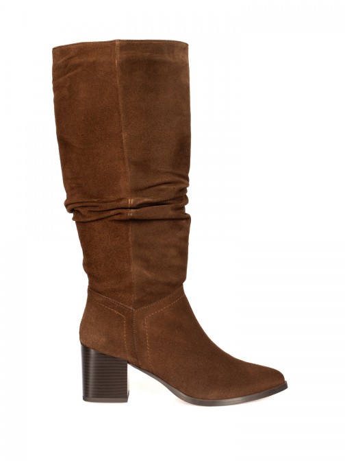 High-top boot with wrinkled shaft in suede High-top boot with wrinkled shaft in suede