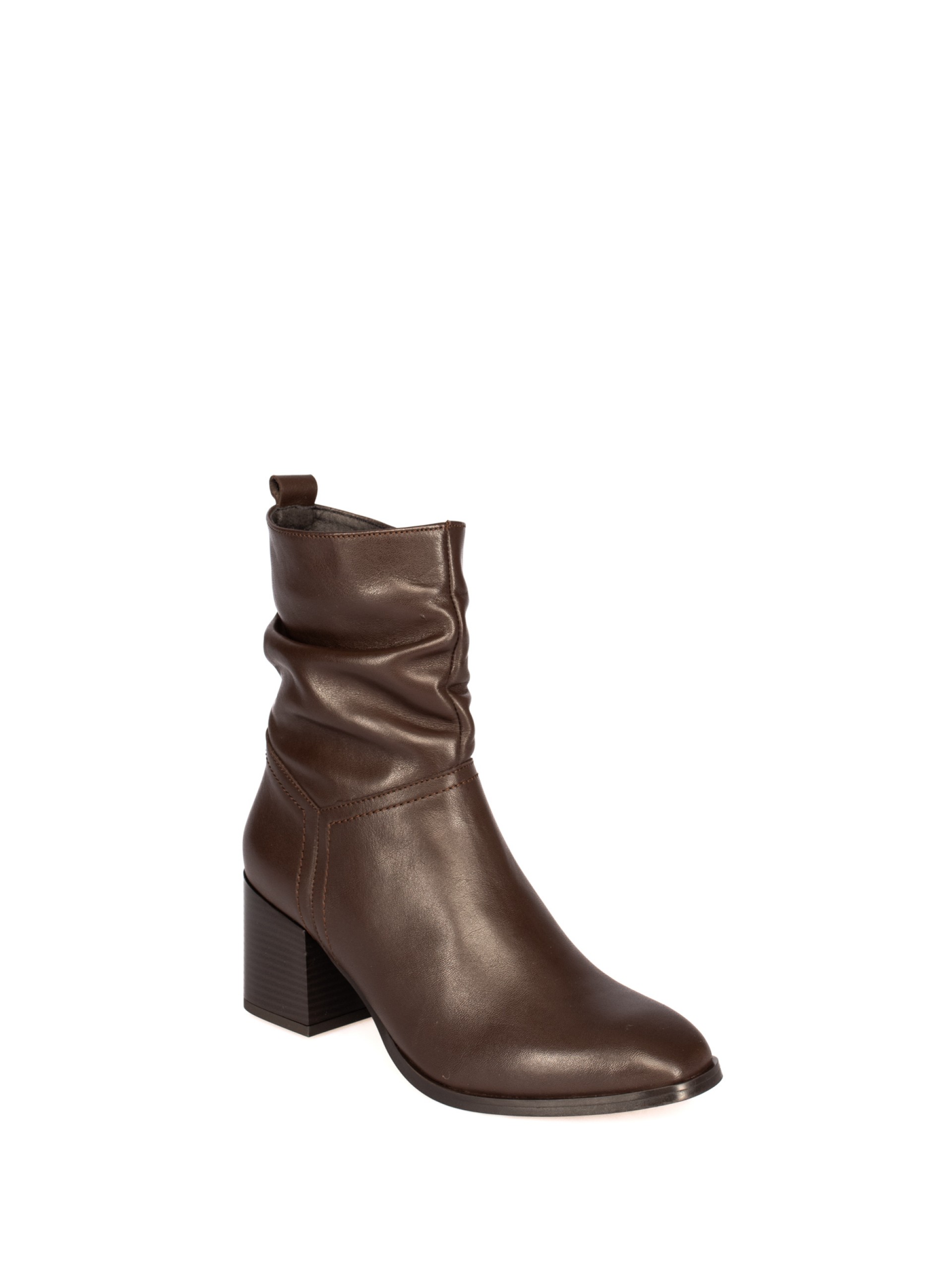 Ankle boot with a heel in leather with a wrinkled