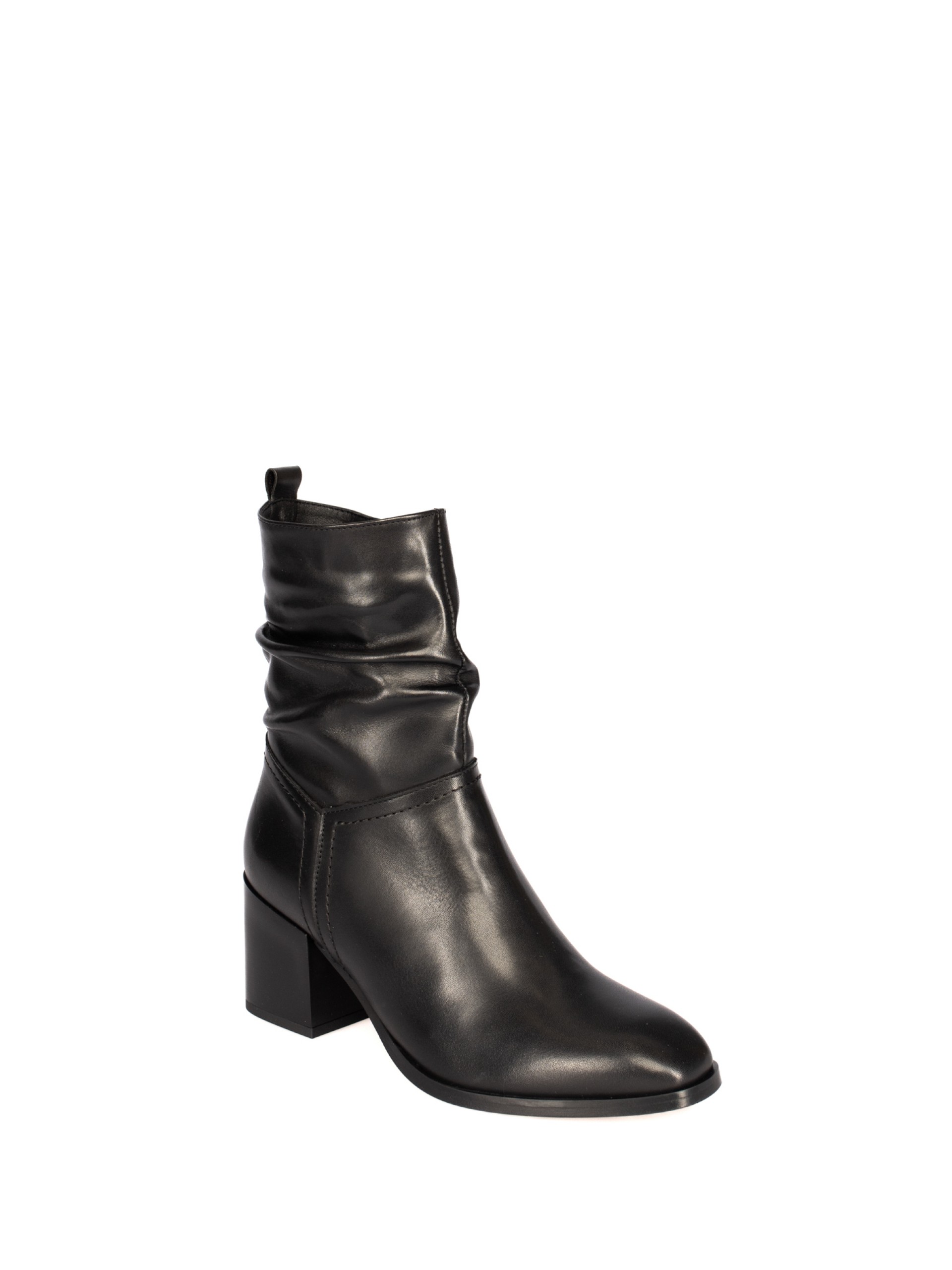 Leather ankle boot with heel