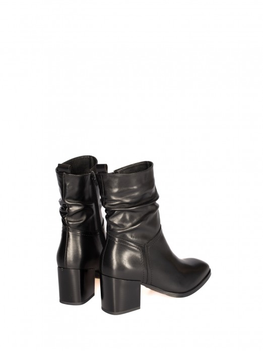 Leather ankle boot with heel