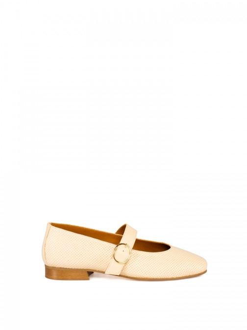 Sapato raso de 
senhora em pele perfurada