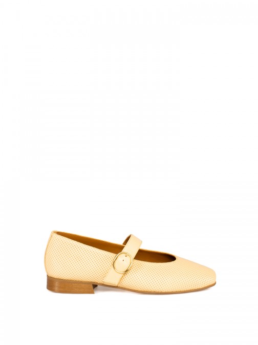 Sapato raso de 
senhora em pele perfurada