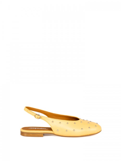 Sapato raso de senhora em pele com tachas