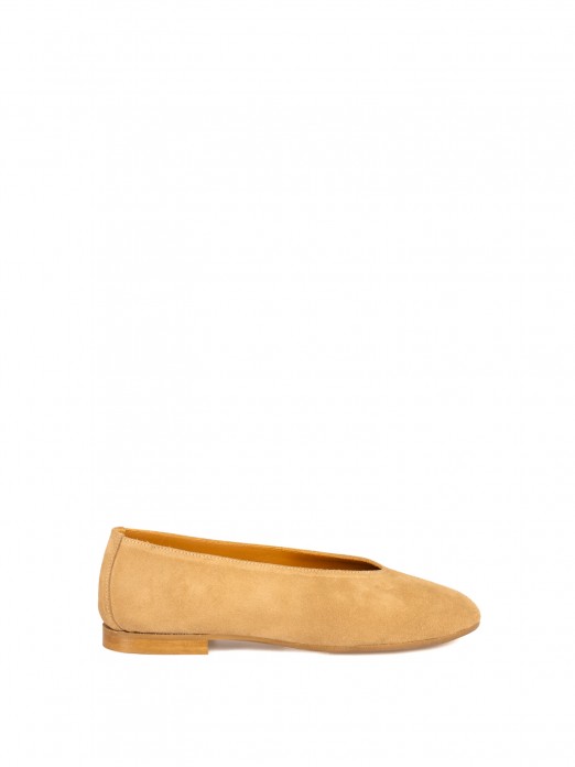 Women�s suede flat shoe