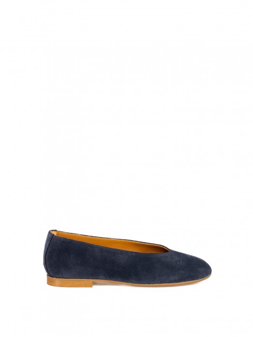 Women�s suede flat shoe