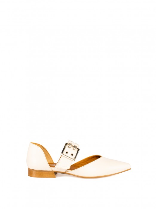 Women�s leather flat shoe with buckle and eyelets
