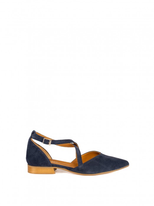 Women�s suede flat shoe with crossed straps