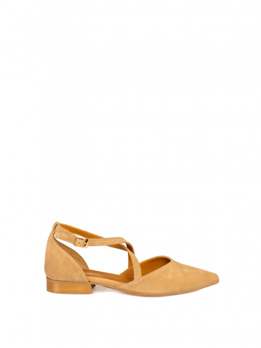 Women�s suede flat shoe with crossed straps