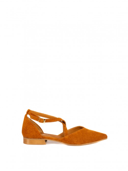 Women�s suede flat shoe with crossed straps